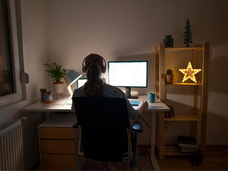 Person working in front of a computer in a dimmed room