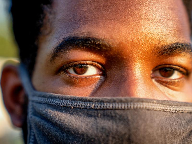 Person wearing a face mask