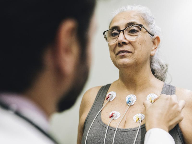 Patient talking with doctor during a cardiopulmonary stress test