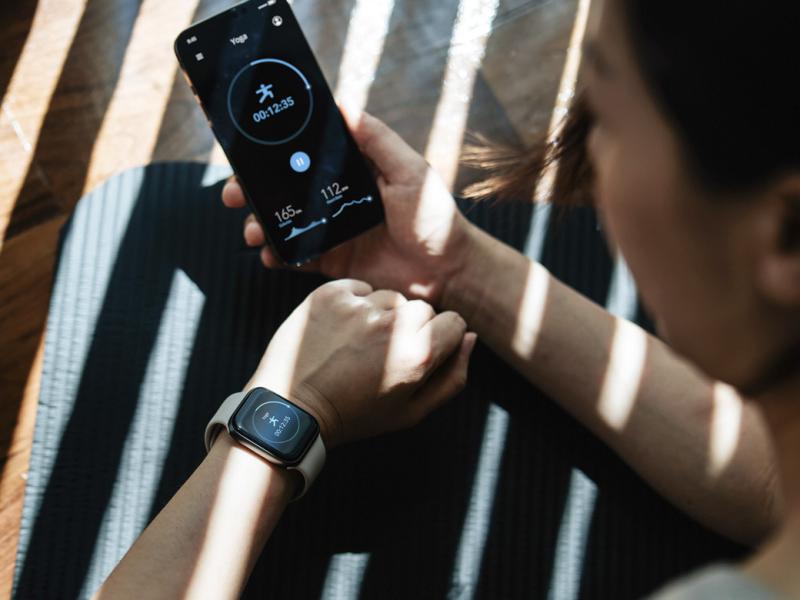 Smartwatch and data on a smartphone