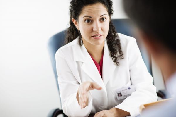 A female physician explains something to a patient.