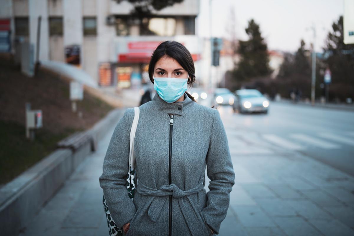 Person wearing a face mask