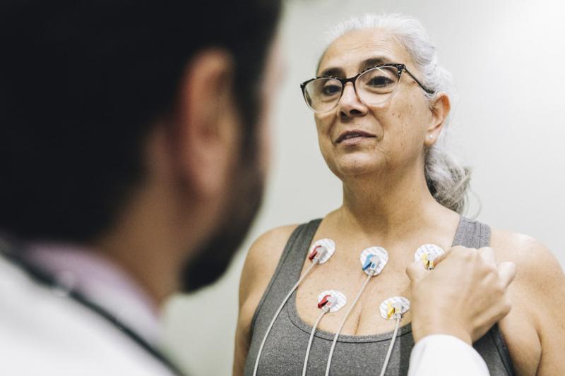 Patient talking with doctor during a cardiopulmonary stress test