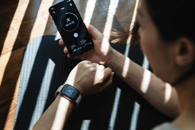 Smartwatch and data on a smartphone